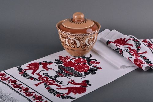 Serviette traditionnelle brodée à main Vase - MADEheart.com