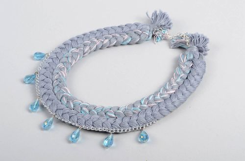 Stoff Halskette handgemachter Schmuck Modeschmuck Collier in Grau und Blau - MADEheart.com