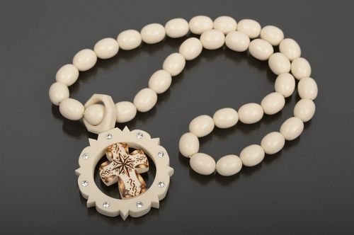 Rosario artesanal hecho a mano blanco objetos religiosos accesorios para hombres - MADEheart.com