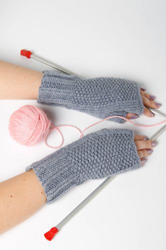 Guantes sin dedos hechos a mano grises accesorio de moda mitones a crochet - MADEheart.com