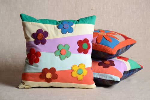Пестрая подушка на диван с аппликацией на молнии ручной работы красивая в цветочек - MADEheart.com