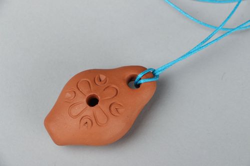 Pingente artesanal de cerâmica Apito  - MADEheart.com