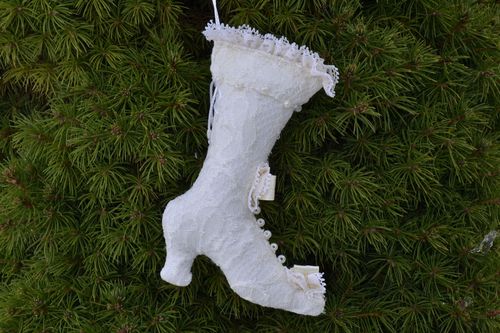 Décoration pour arbre de Noël blanche faite main en forme de botte originale - MADEheart.com