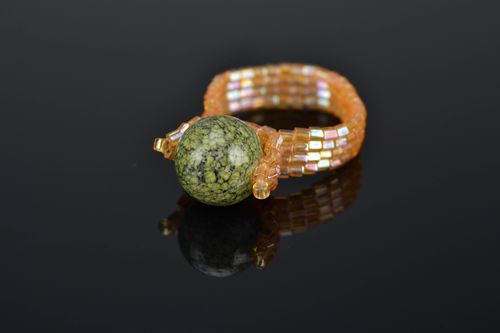 Geflochtener Ring aus Glasperlen mit Naturstein - MADEheart.com