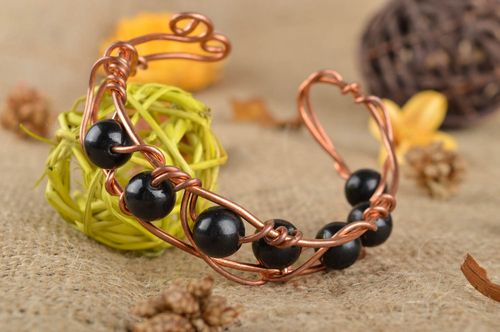 Bracelet en cuivre Bijou fait main perles fantaisie noires Cadeau pour femme - MADEheart.com