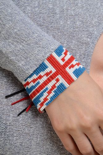 Breites handgemachtes Armband aus Glasperlen mit Britischer Flagge auf Schnur für Frauen - MADEheart.com