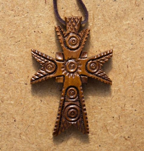 Croix sculptée en bois - MADEheart.com