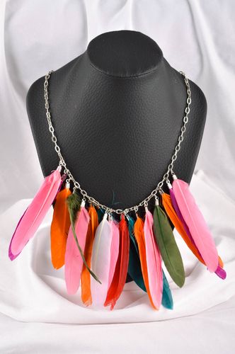 Collar artesanal con plumas de colores accesorio para mujer bisutería fina - MADEheart.com