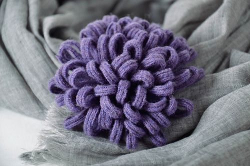 Broche originale en laine Chrysanthème faite main - MADEheart.com