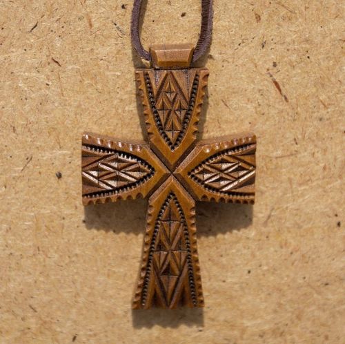 Croce di legno da collo fatta a mano croce intagliata in legno croce con laccio - MADEheart.com
