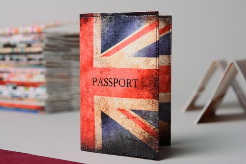 Couverture de passeport en cuir faite main en couleurs du drapeau britannique  - MADEheart.com