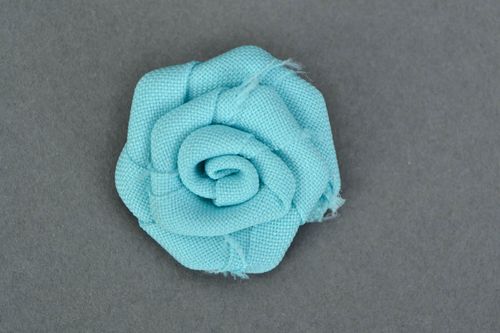 Rosa decorativa azul flor de tela para el broche artesanal o pinza para el pelo - MADEheart.com