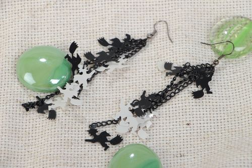 Orecchini lunghi in plastica fatti a mano bigiotteria originale da donna - MADEheart.com