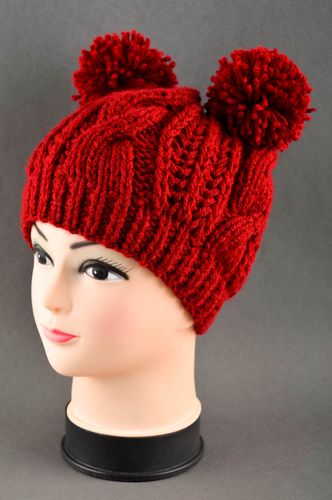 Bonnet tricot Accessoire dhiver fait main rouge 2 pompons Accessoire femme - MADEheart.com
