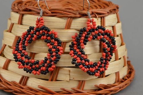 Boucles doreilles en perles de rocaille faites main noir et rouge anneaux - MADEheart.com