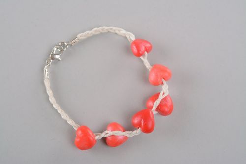 Bracelet avec coeurs rouges en pâte polymère  - MADEheart.com