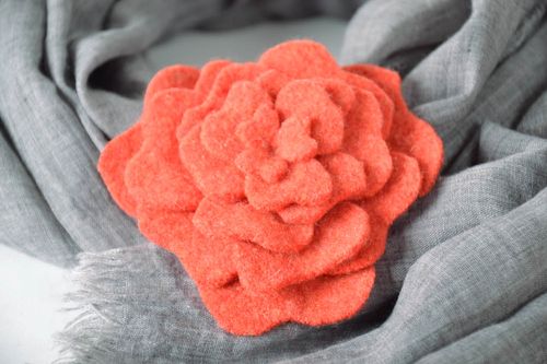 Broche en laine faite à main La Fleur - MADEheart.com