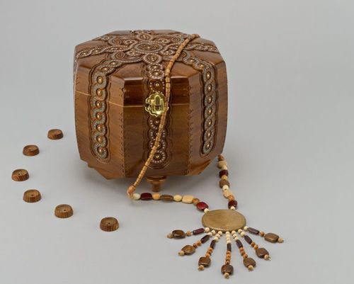 Caja de madera con incrustación de abalorios - MADEheart.com