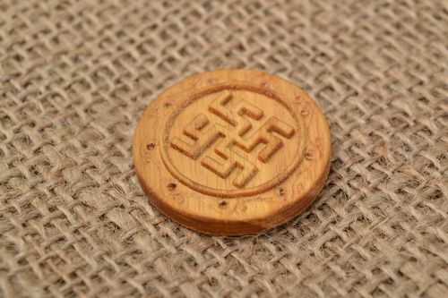 Handgemachtes rundes öko reines Holz Amulett für Schutz in Braun mit Symbolik  - MADEheart.com
