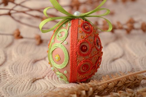 Œuf de Pâques à suspendre fait main avec perles de rocaille et paillettes - MADEheart.com
