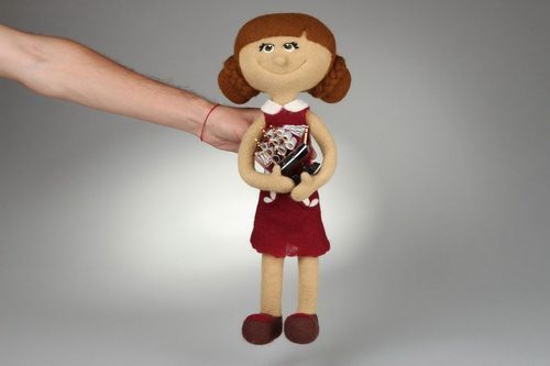 Une poupée feutrée décorative avec un petit bateau - MADEheart.com