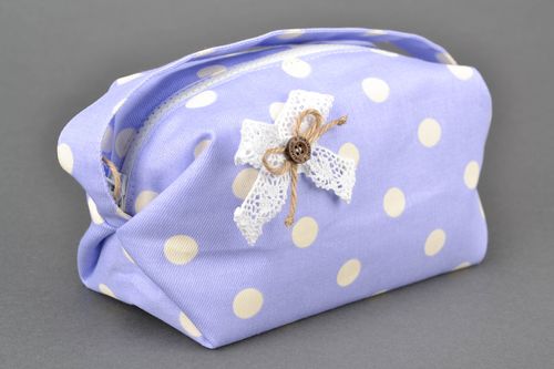 Handmade Kosmetikeutel blau in Punkt mit Spitzenschleifchen für Frauen - MADEheart.com