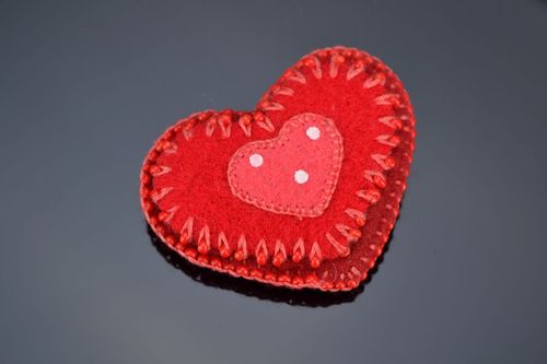 Broche de feltro na forma de um coração - MADEheart.com