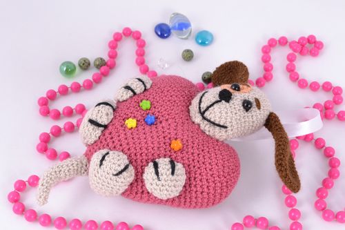 Petit jouet mou tricoté original Chien avec grand coeur rouge fait main - MADEheart.com