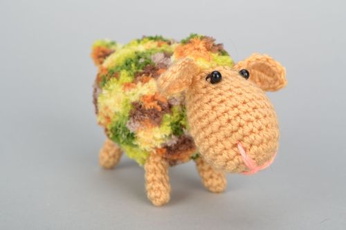 Doudou tricoté au crochet en forme de brebis  - MADEheart.com