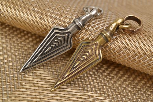 Petits pendentifs en métal de couleurs argentée et cuivrée faits main Poignards  - MADEheart.com