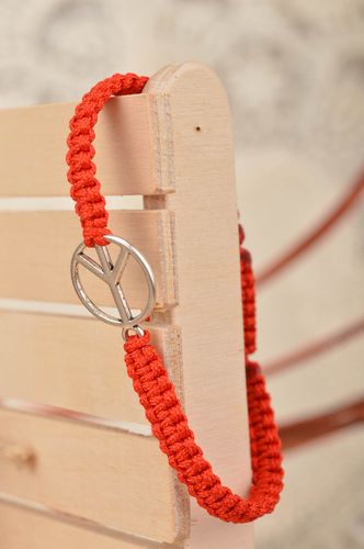 Geflochtenes Armband mit Friedenszeichen rot handmade originell eng Geschenk - MADEheart.com