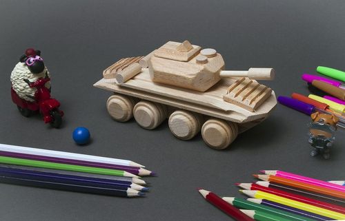 Brinquedo de madeira artesanal Tanque - MADEheart.com