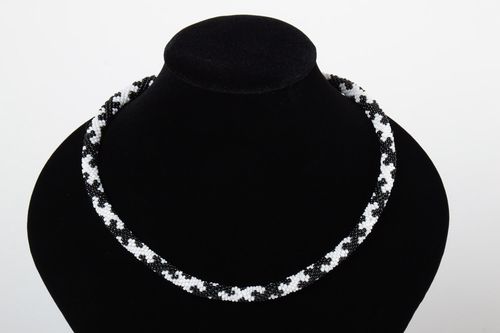 Collana tubolare di perline fatta a mano accessorio nero bianco idee regalo - MADEheart.com