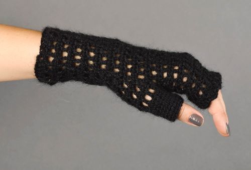 Mitones a crochet hechos a mano negros accesorios de moda ropa femenina - MADEheart.com