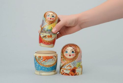 Poupée russe en bois Fêtes populaires dhiver  - MADEheart.com