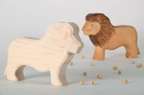 Jouet lion artisanal en bois naturel - MADEheart.com