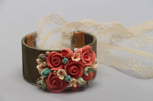 Large bracelet en pâte polymère et dentelle avec fleurs fait main élégant - MADEheart.com
