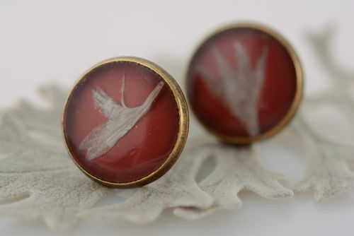 Handmade womens round stud earrings with dried flowers coated with epoxy - MADEheart.com