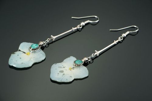 Lange Ohrringe mit Hortensienblüten  - MADEheart.com
