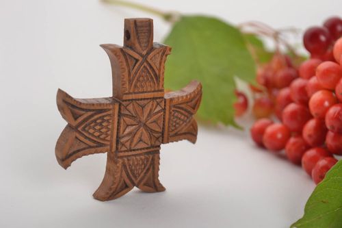 Croce di legno fatta a mano crocetta intagliata originale accessori donna - MADEheart.com