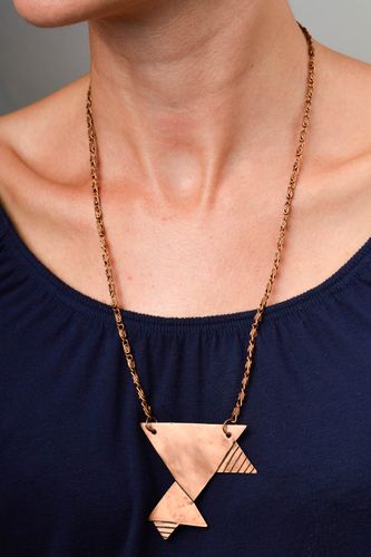 Pendentif en cuivre Bijou fait main géométrique sur chaîne Cadeau femme - MADEheart.com