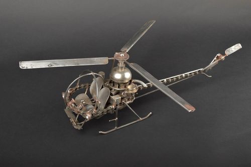 Figura de metal artesanal objeto de decoración souvenir original Helicóptero  - MADEheart.com