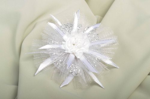 Barrette cheveux fait main Accessoire coiffure fleur blanche Cadeau pour fille - MADEheart.com