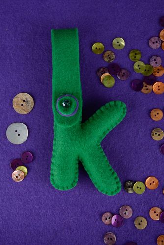 Letra verde decorativa de feltro, preenchida com sintepuh K - MADEheart.com