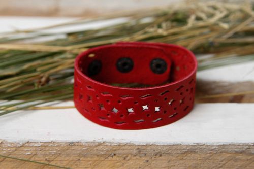 Pulsera original de piel roja hecha a mano regalo original brazalete de cuero - MADEheart.com