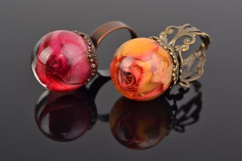 Кольца с розами в эпоксидной смоле с регулируемыми размерами ручной работы 2 шт - MADEheart.com