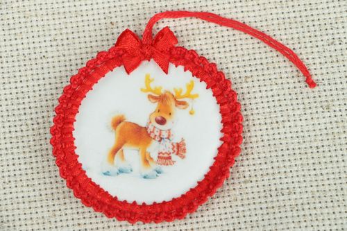Jouet de Noël en tissu fait main forme décoration ronde avec image de renne - MADEheart.com