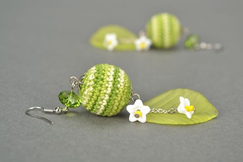 Brincos - pingentes de malha artesanais ornados com gancho Flores primaverais - MADEheart.com