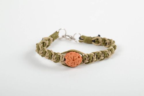 Зеленый браслет из вощеного шнура с бусиной из глины украшение ручной работы - MADEheart.com