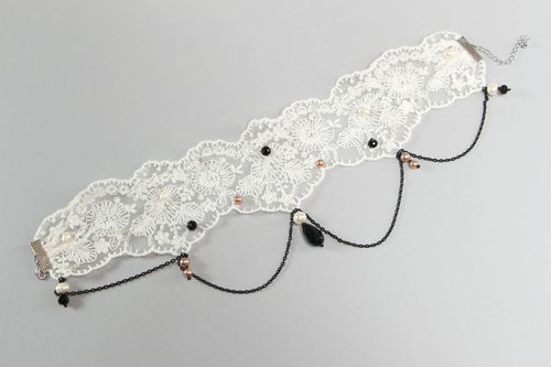 Collana tessile fatta a mano girocollo originale accessorio con merletto - MADEheart.com